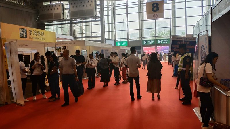 揭秘灯箱制作：玻璃钢材质的奥秘与工艺流程